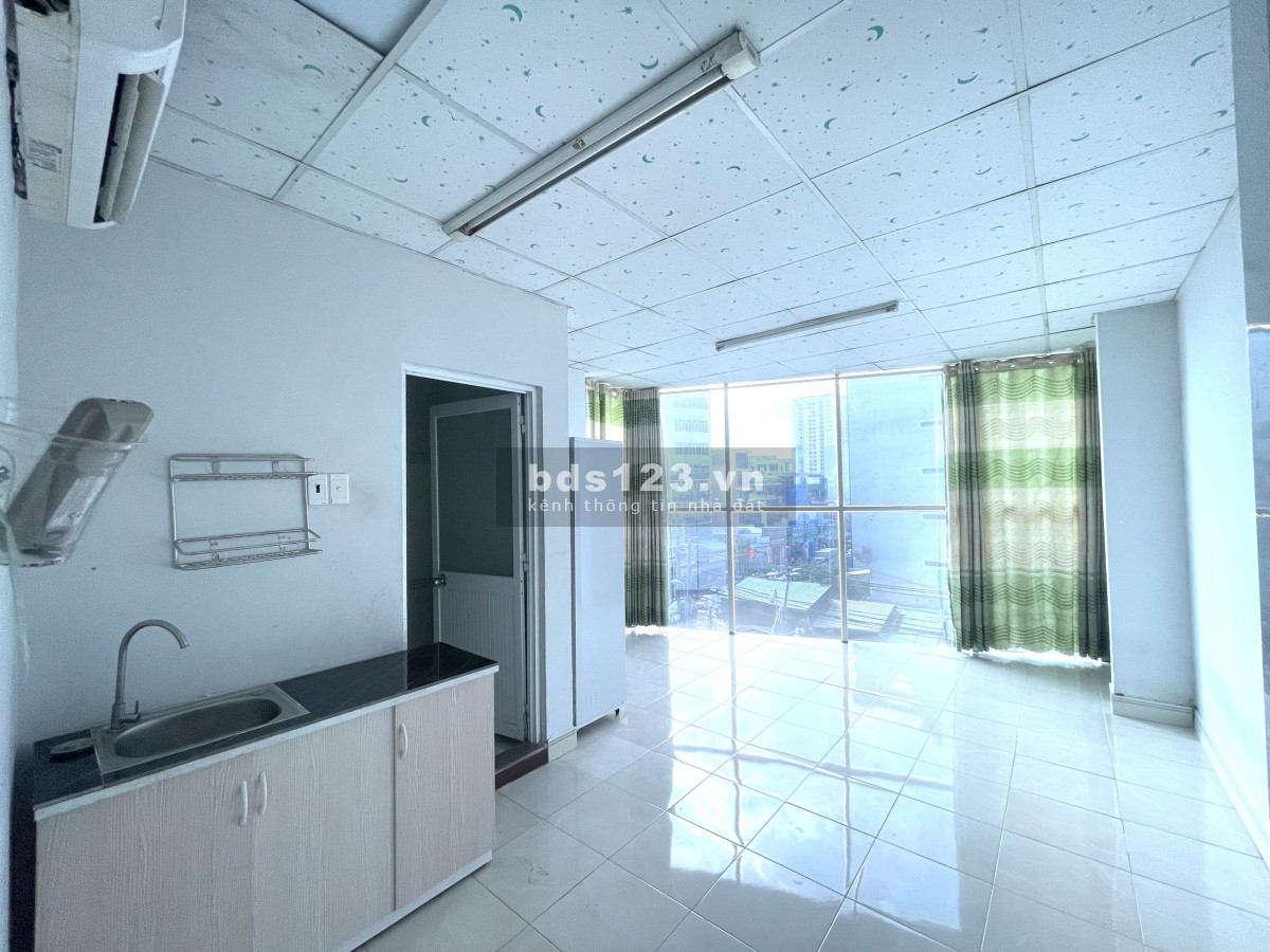 Phòng trọ có nội thất đầy đủ có cửa kính ánh sáng full phòng