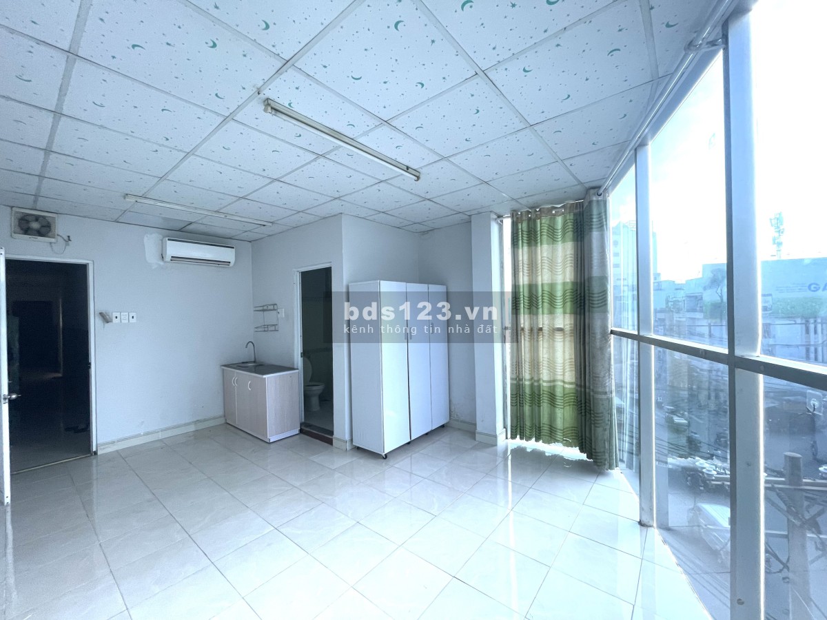 Phòng trọ có nội thất đầy đủ có cửa kính ánh sáng full phòng