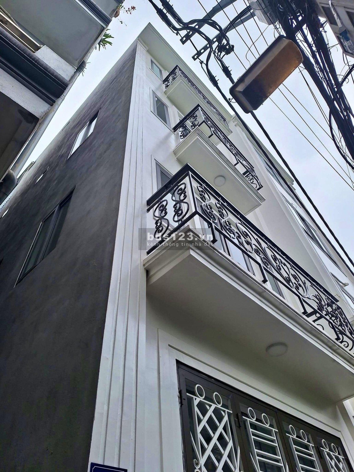 Vị trí mặt ngõ, nhà 5 tầng lô góc, phố Phạm Văn Đồng