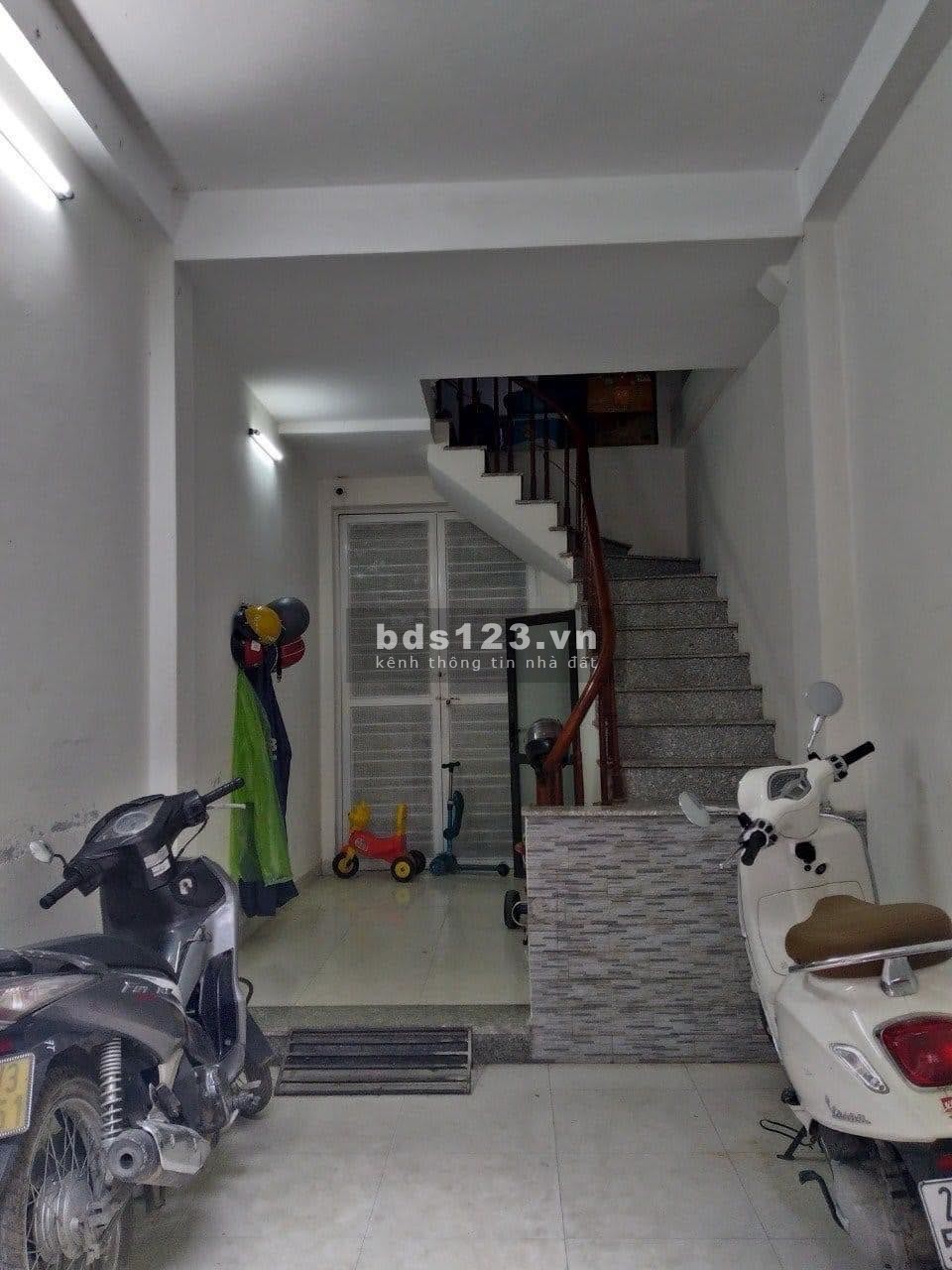 Bán nhà gần Chợ Xốm 34M, 5 tầng, mặt tiền gần 4M, lô góc, ô tô 5M, nhỉnh 3 tỷ
