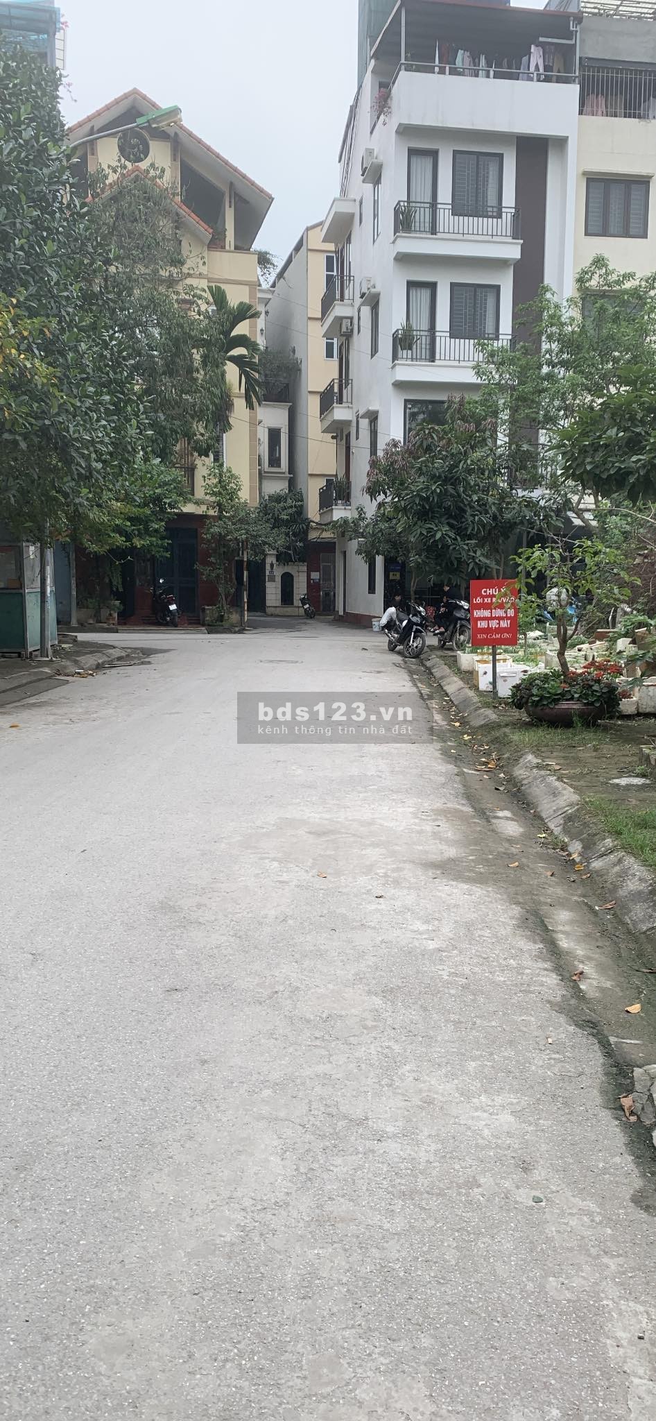 Ô tô, gần phố, sát cạnh sân vui chơi