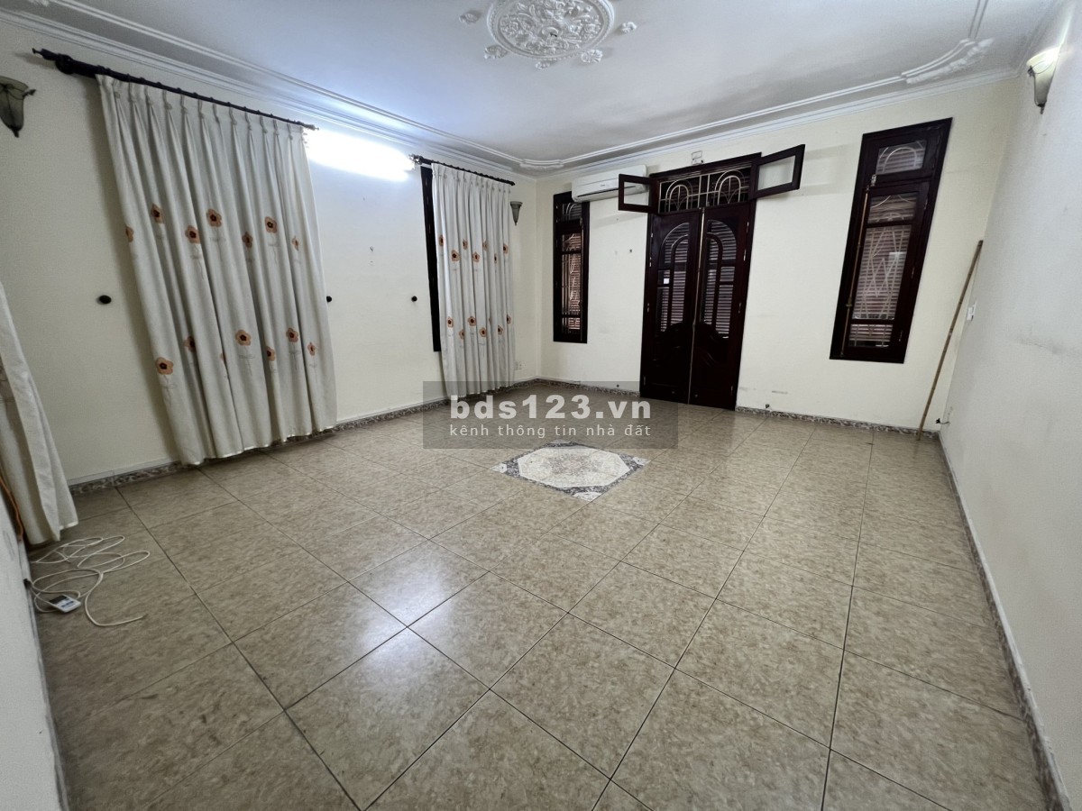 Bán gấp nahf ngõ 104 Nguyễn Phúc Lai, Đống Đa, giá 200tr/m2 - 5 tầng - Có chỗ để ô tô