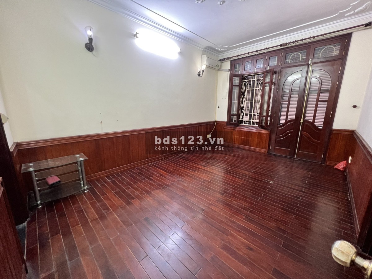 Bán gấp nahf ngõ 104 Nguyễn Phúc Lai, Đống Đa, giá 200tr/m2 - 5 tầng - Có chỗ để ô tô