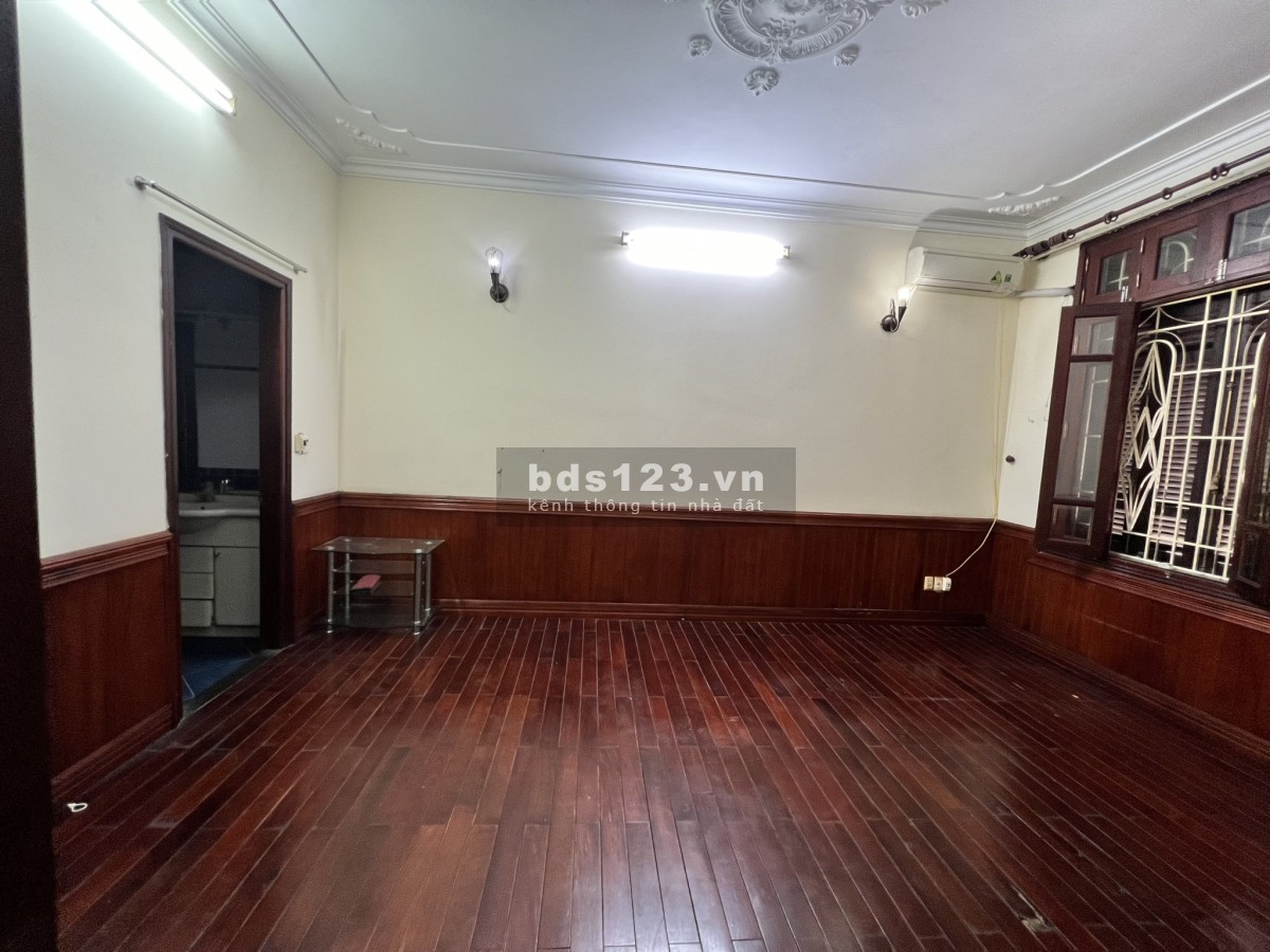 Bán gấp nahf ngõ 104 Nguyễn Phúc Lai, Đống Đa, giá 200tr/m2 - 5 tầng - Có chỗ để ô tô
