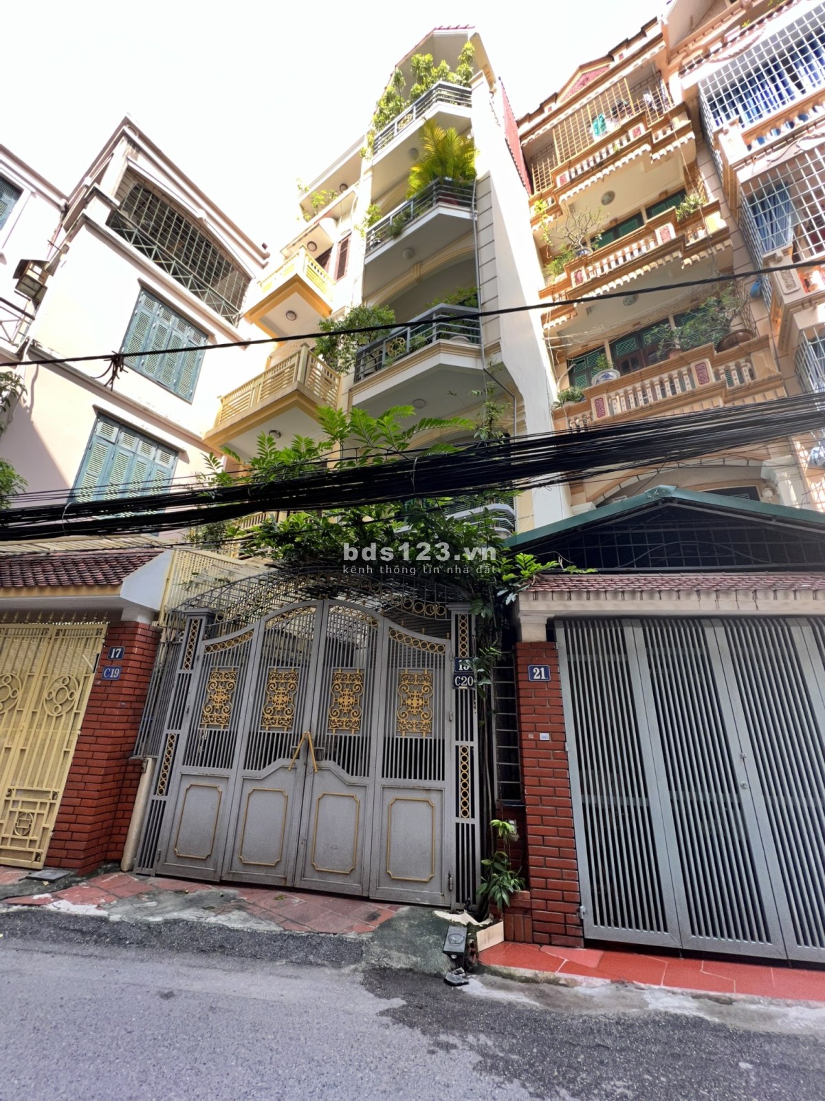 Bán gấp nahf ngõ 104 Nguyễn Phúc Lai, Đống Đa, giá 200tr/m2 - 5 tầng - Có chỗ để ô tô