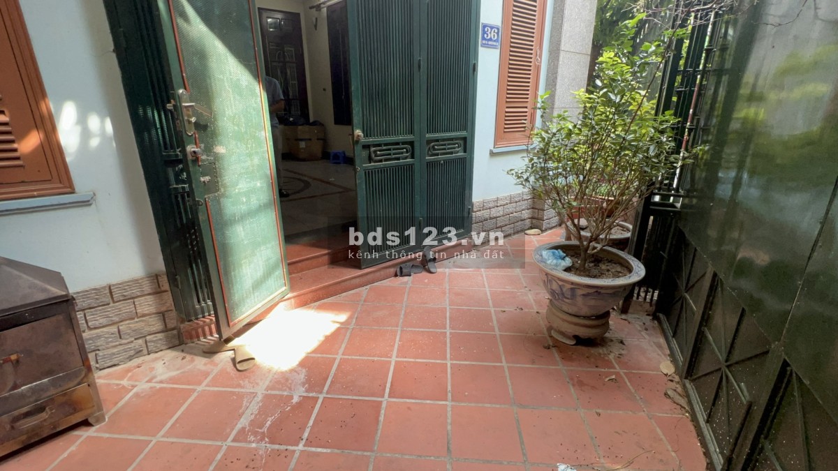 Bán gấp nahf ngõ 104 Nguyễn Phúc Lai, Đống Đa, giá 200tr/m2 - 5 tầng - Có chỗ để ô tô