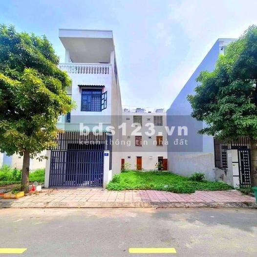 Bán lô đất nằm ngay kdc ấp 5 phong phú giá 1ty750 SHR