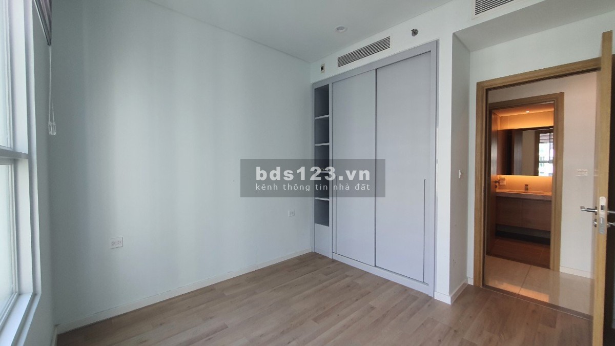 Cần bán căn hộ 3PN view ôm hồ bơi, tầng thấp giá bán 9.4 tỷ