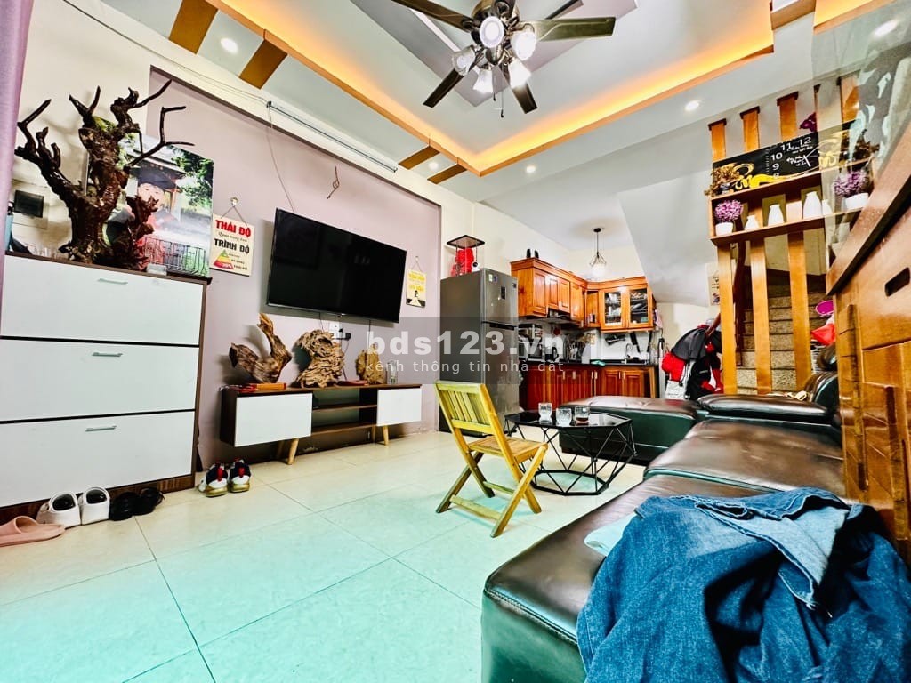 Phố Hoàng Cầu diện tích 48m2, mặt tiền 5m, giá 10 tỷ, kinh doanh sẫm uất
