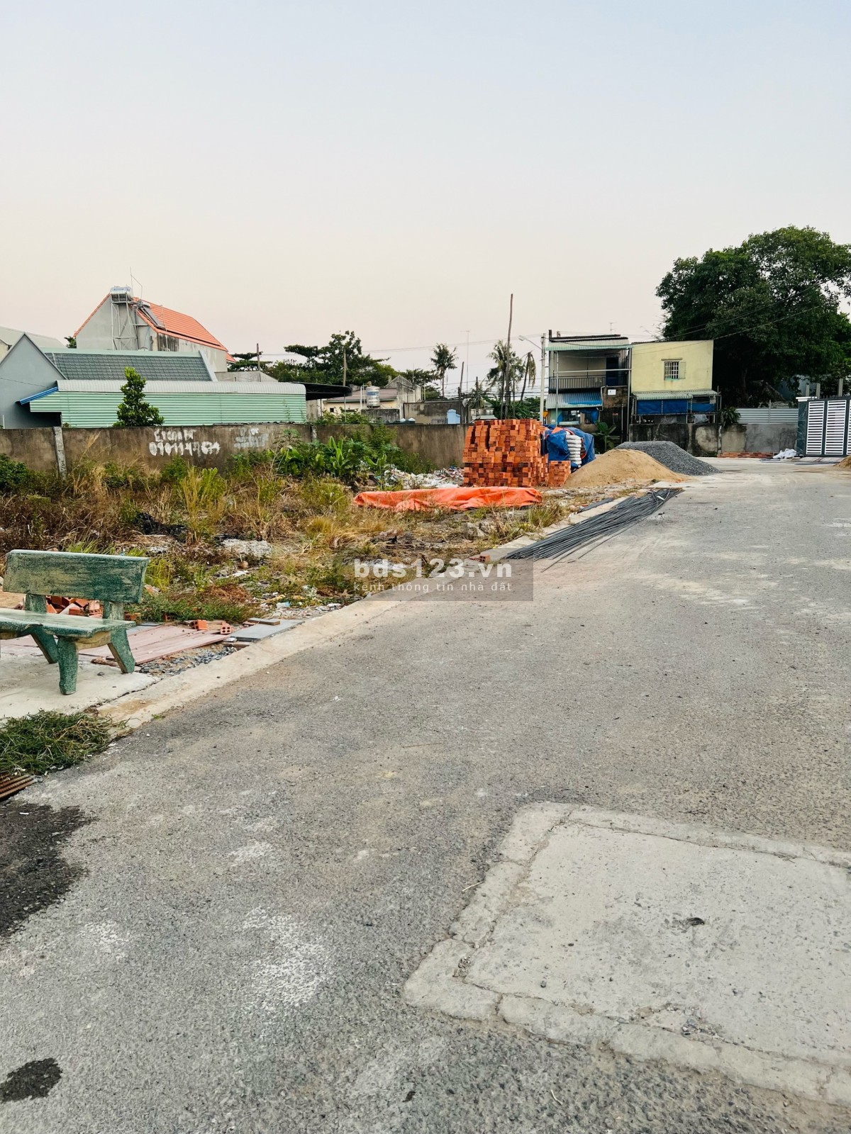 Kẹt tiền Cần Bán Gấp lô đất (như hình) nằm ngay KDC ấp 5 Phong Phú Bình Chánh. SHR thổ cư 100%