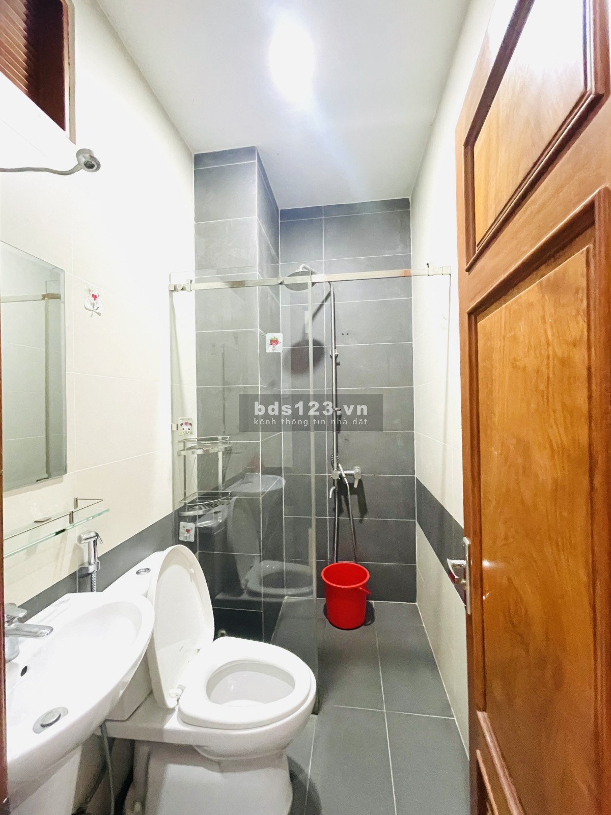 Tầng 2 - Ban công. CHDV đẹp thoáng, sạch