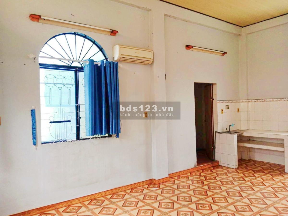 Cho thuê lầu 1 có lối đi riêng quận Tân Phú sát chợ Tân Hương diện tích ngang 5 x dài 7 có ban công