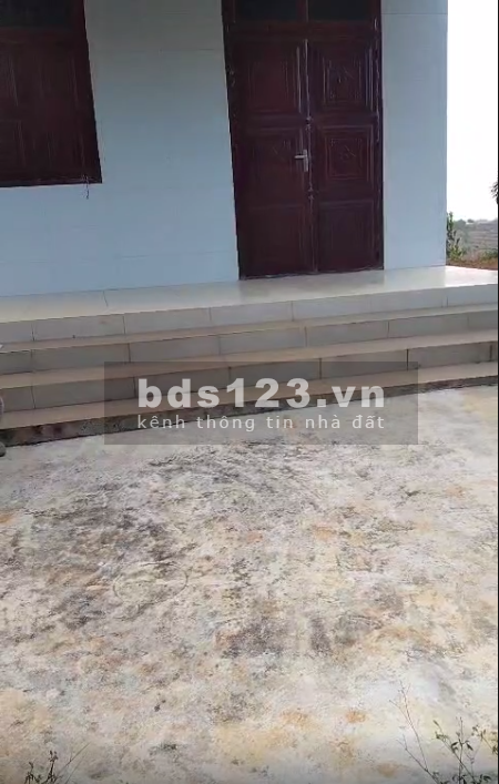 Tổng diện tích là 3.100m vuông, mảnh đất ngang 35, dài 90, có 2 cái nhà xây hơn 1 năm rất đẹp