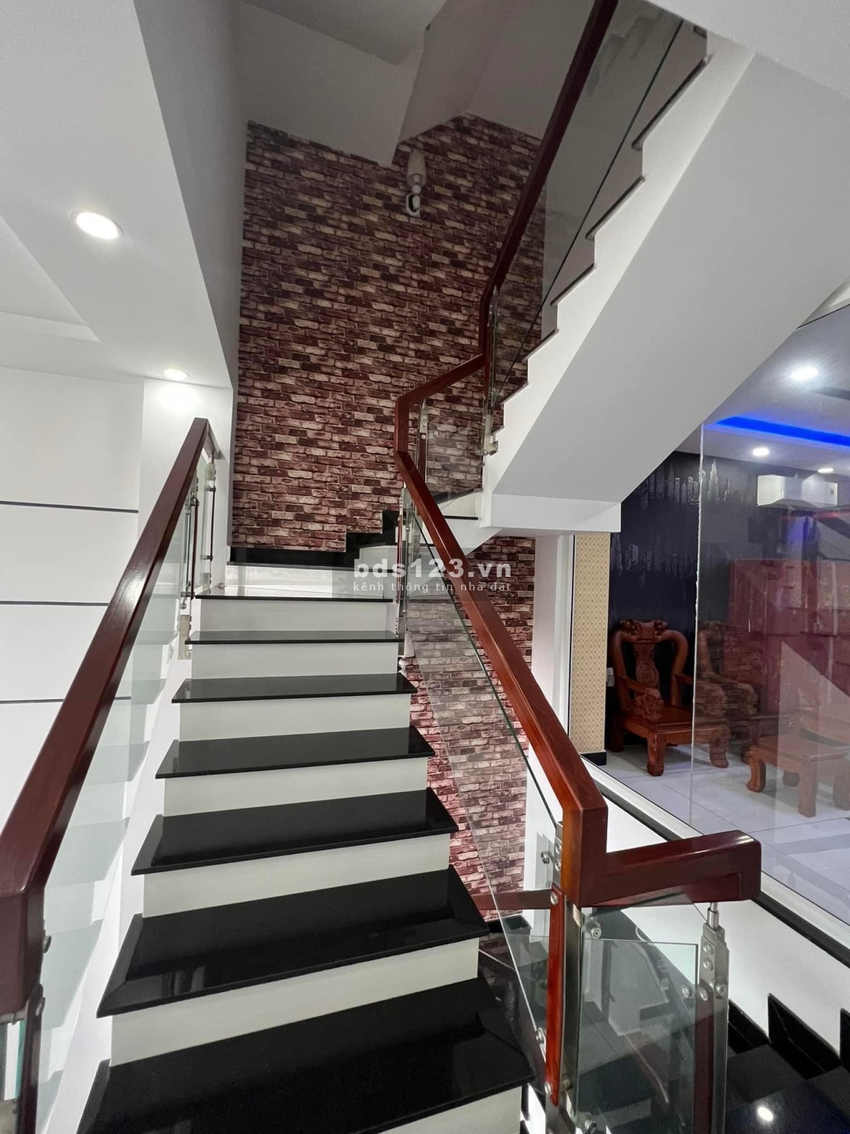 Chủ nhà BÁN GẤP, Nhà Q3, đường 2 Bà Trưng, 1trệt 2 lầu. 3PN, siêu đẹp 61m2 BÁN RẺ chỉ 4ty2