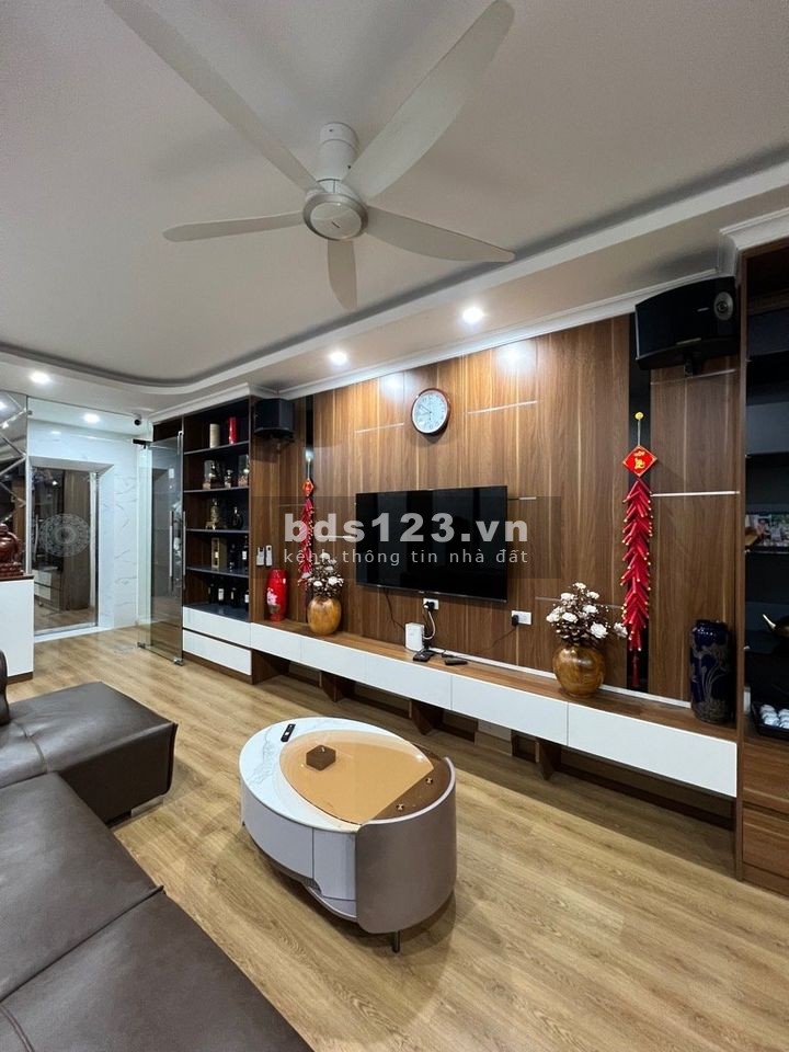 Hoa hậu Thanh Xuân – 5 Ngõ – Mở cửa oto tránh – Vài bước ra MP Lê Trọng Tấn