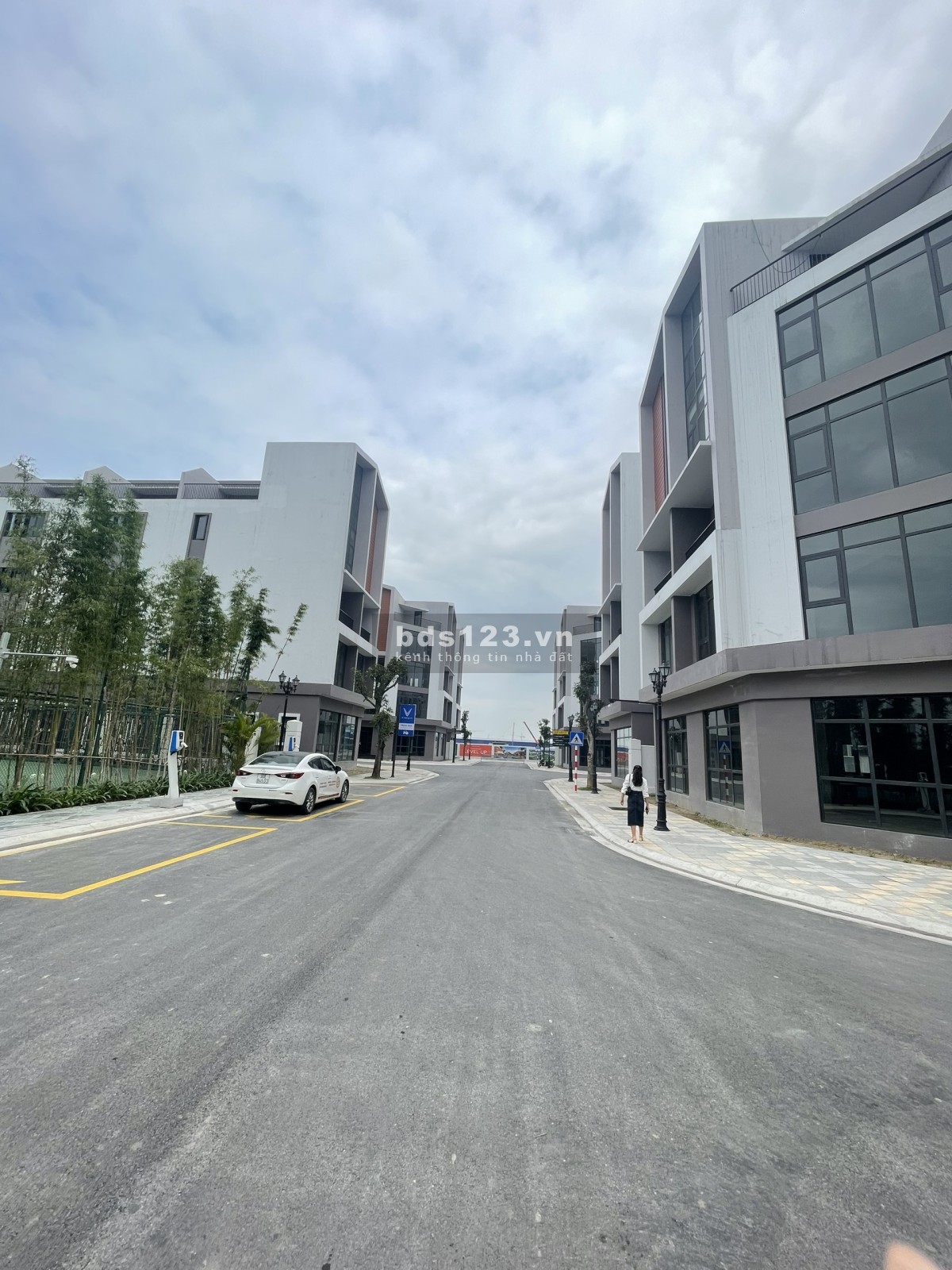 Tin sốc !!! Chỉ với 2.3 tỷ vốn ban đầu - Sở hữu ngay căn shop đối diện ngay chung cư - Nhận nhà ngay