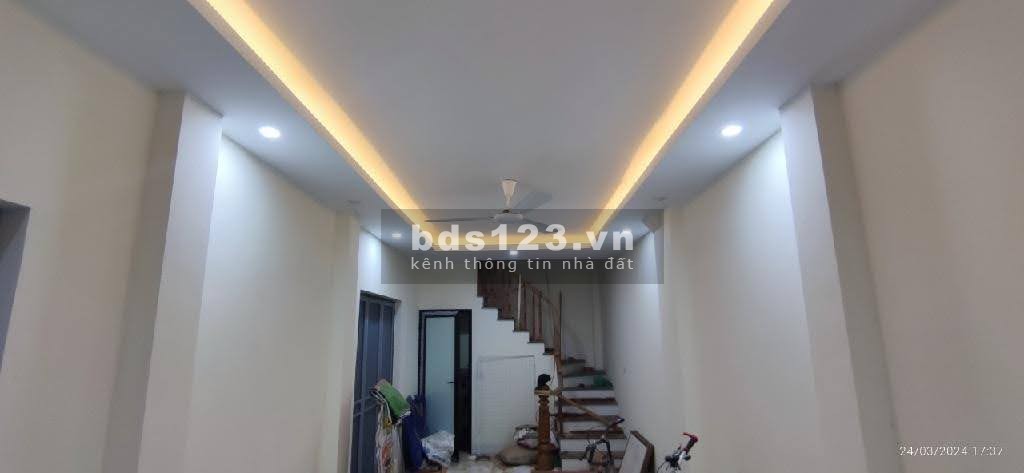 Nhà lo góc ngõ thông, kinh doanh, gara ô tô, sổ cất kẹt, 4 phòng ngủ.