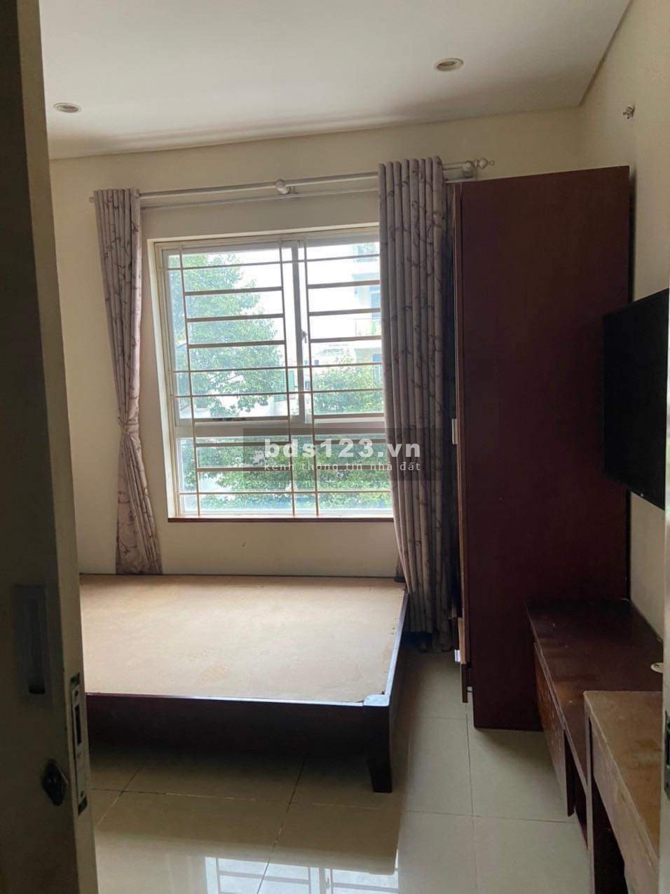 Cần cho thuê gấp căn hộ 155 Nguyễn Chí Thanh, Quận 5, Dt : 70 m2, 2PN, Giá : 10.5 tr/th