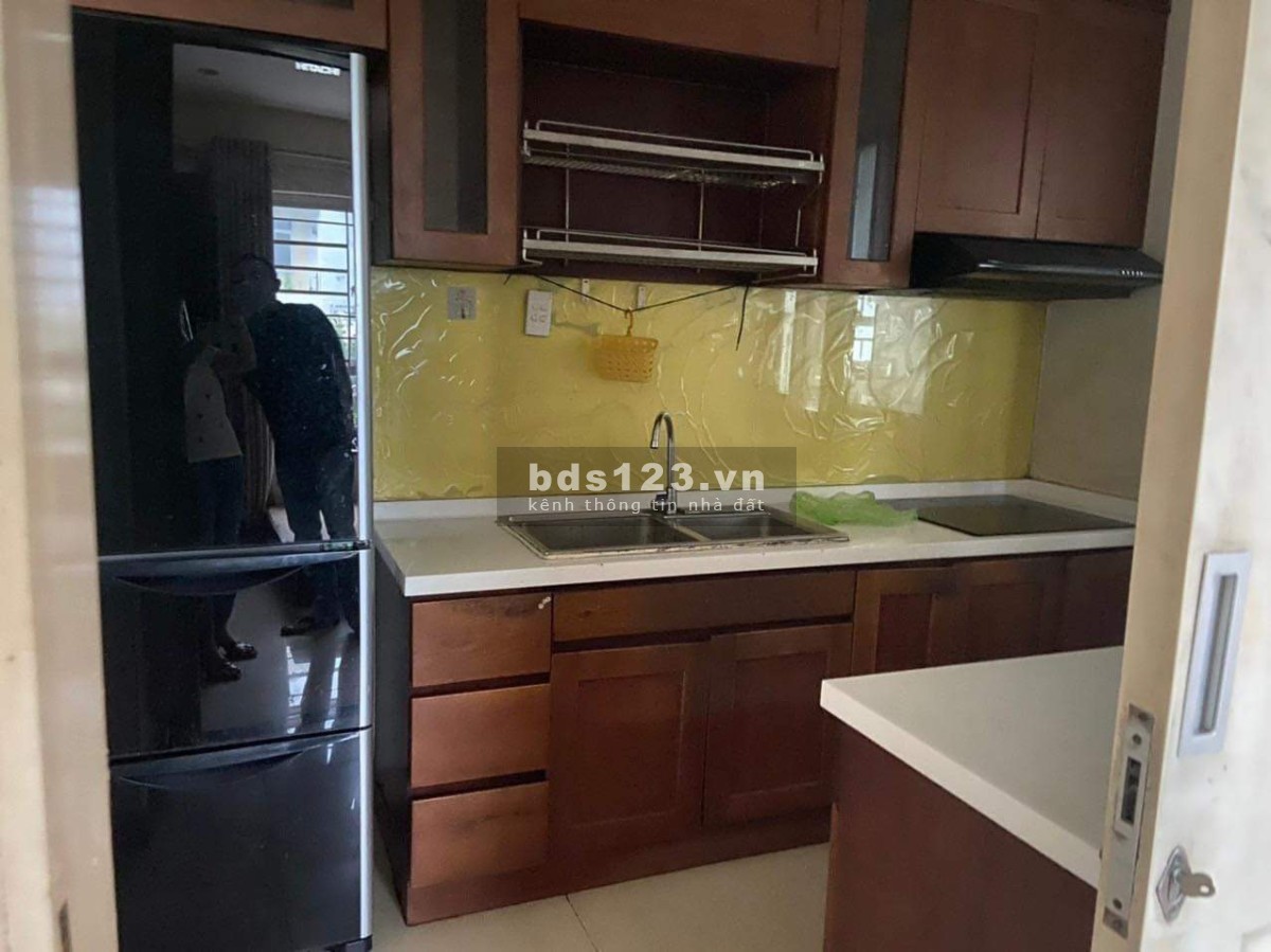 Cần cho thuê gấp căn hộ 155 Nguyễn Chí Thanh, Quận 5, Dt : 70 m2, 2PN, Giá : 10.5 tr/th