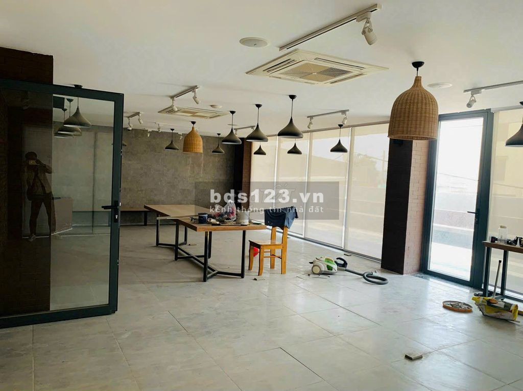 Tòa nhà cực rộng, đã setup sẵn cho văn phòng công ty
