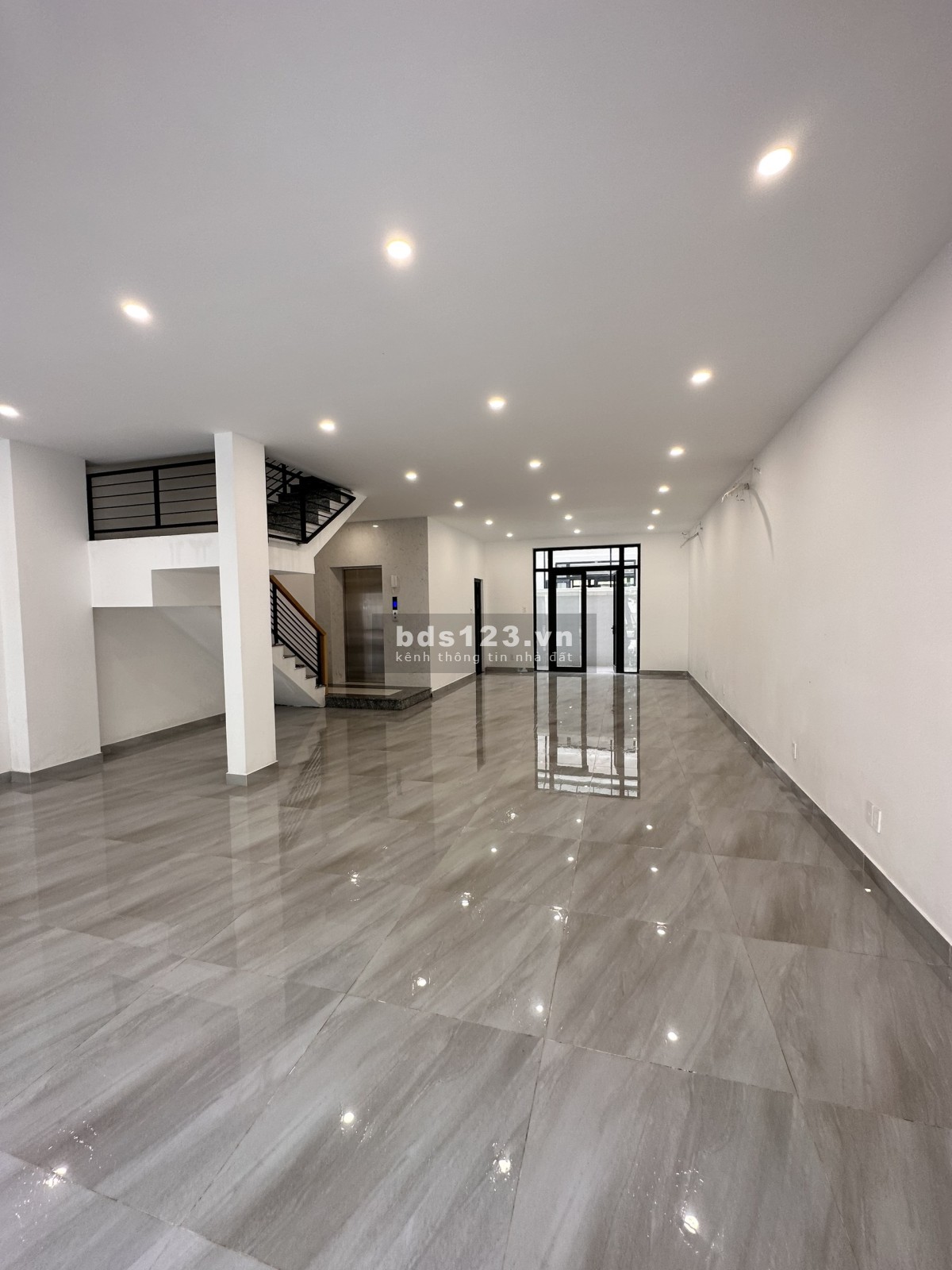 Nhà phố Vinhomes Quận 9 cho thuê trệt, lầu 1, giá 17 triệu, đã hoàn thiện trục đường chính đẹp