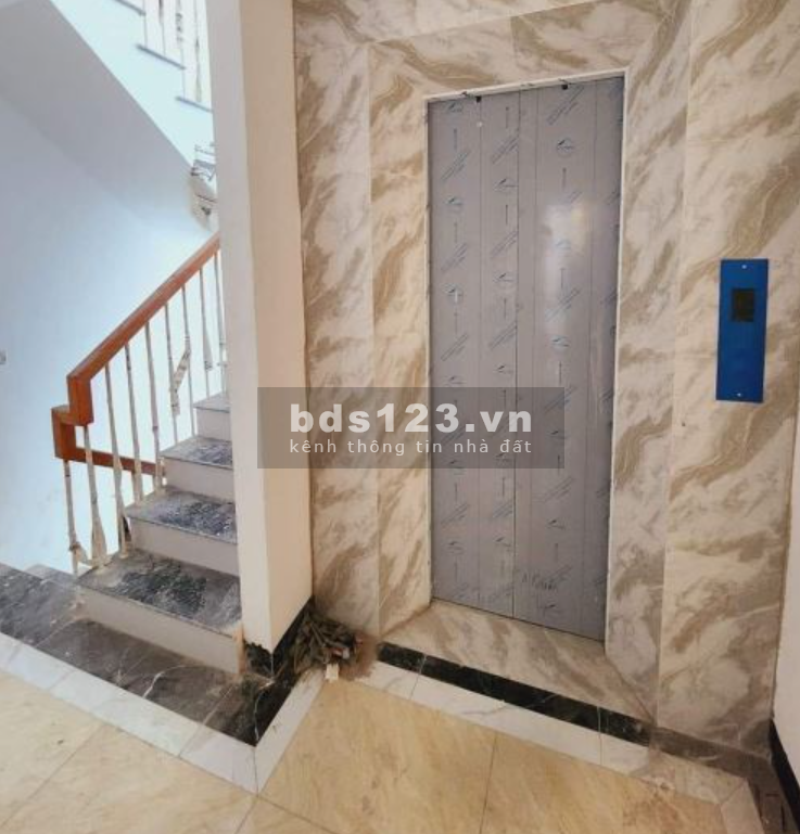 Diện tích nhà 56m2, thiết kế 7 tầng với 12 phòng, có tháng máy.