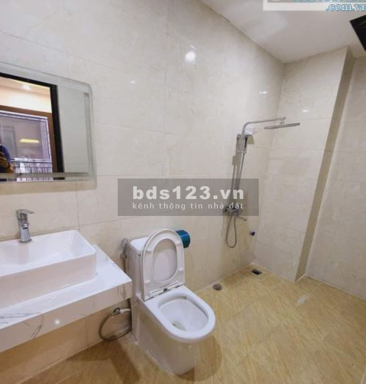 Diện tích nhà 56m2, thiết kế 7 tầng với 12 phòng, có tháng máy.