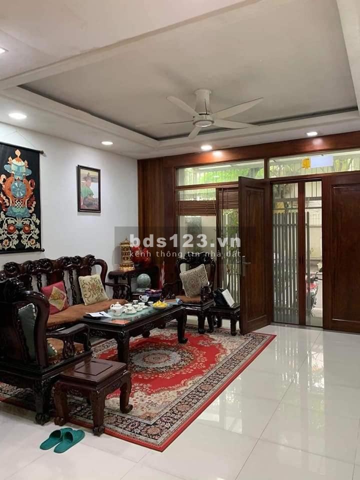 Bán nhà Hoàng Quốc Việt, Ô tô vào nhà - Thoáng Trước sau, 82m, 11.5 tỉ