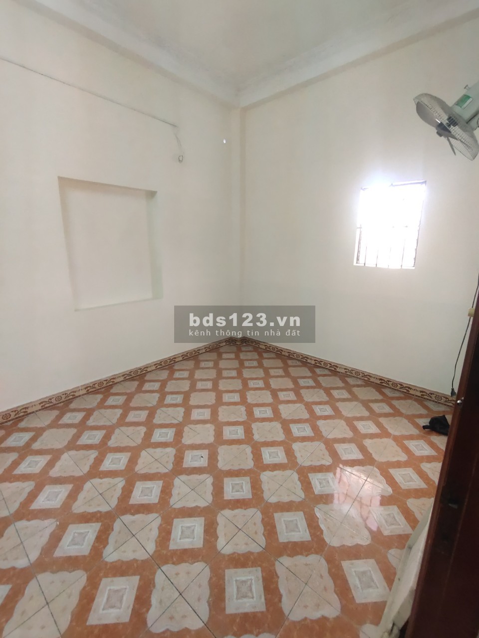 Nhà 1T2L, 4PN, 2WC, sẵn điện 3 pha, mặt tiền đường lớn.