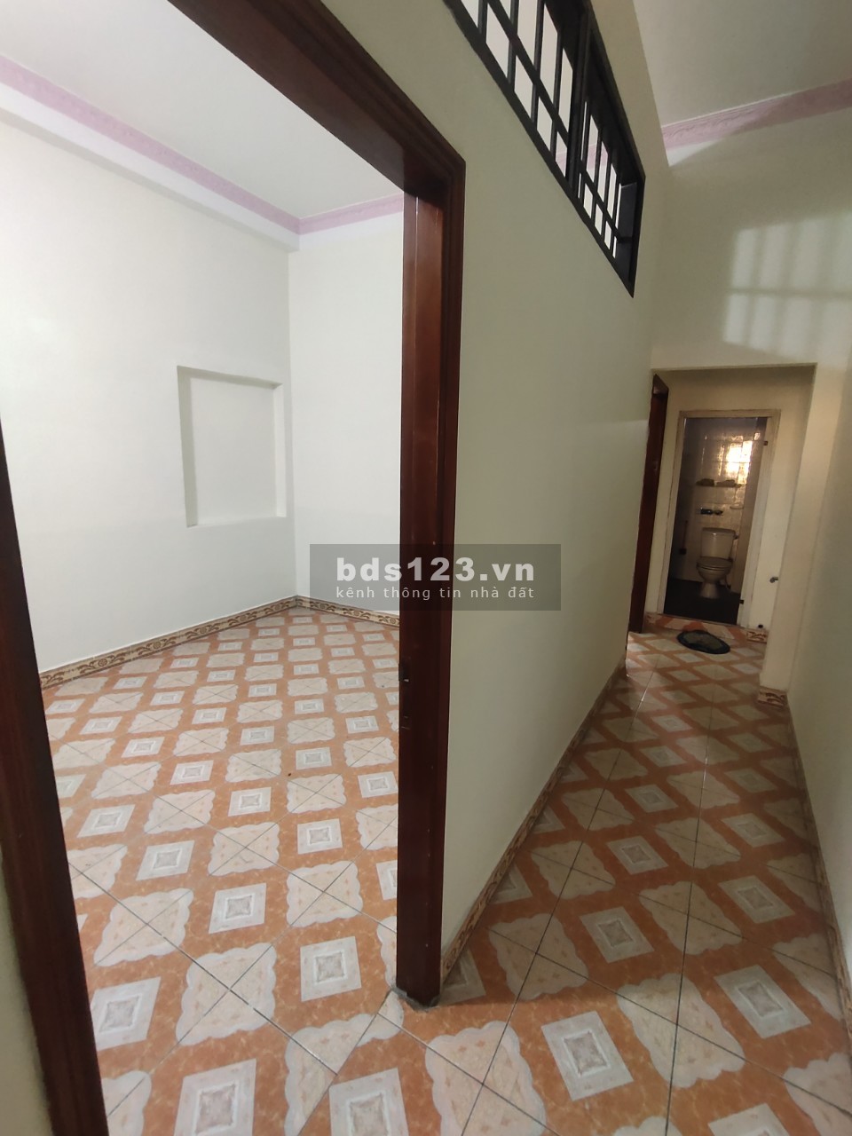 Nhà 1T2L, 4PN, 2WC, sẵn điện 3 pha, mặt tiền đường lớn.