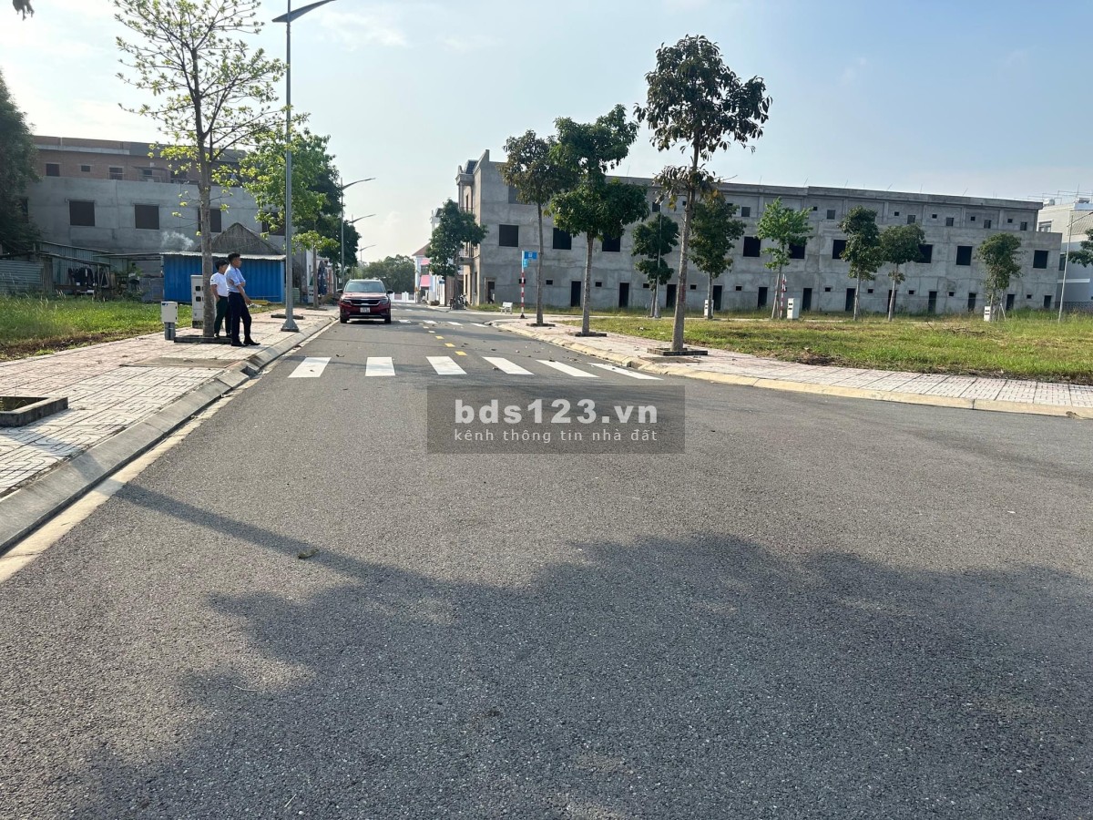Cần tiền bán nền đất ngay trung tâm Thủ Thừa Long An Sổ Hồng Riêng.