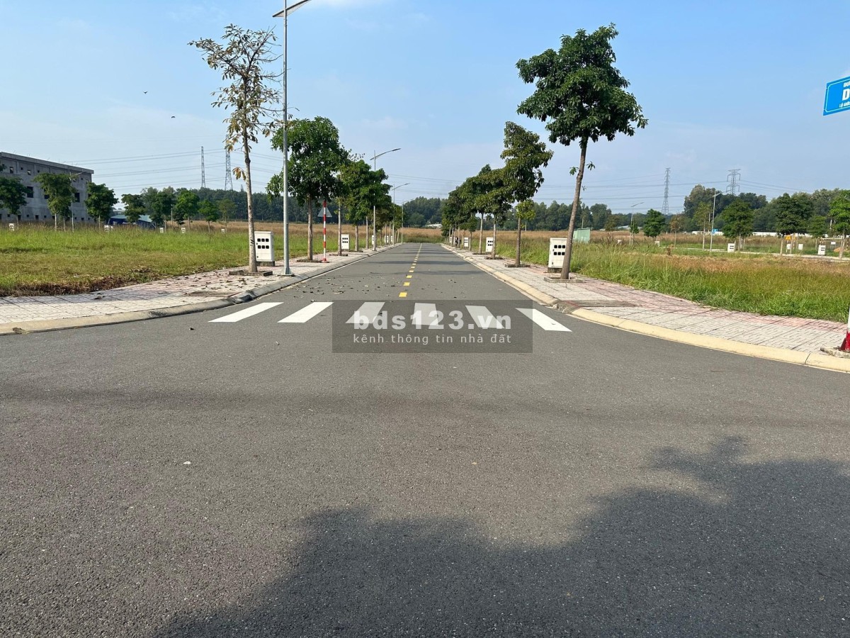 Cần tiền bán nền đất ngay trung tâm Thủ Thừa Long An Sổ Hồng Riêng.