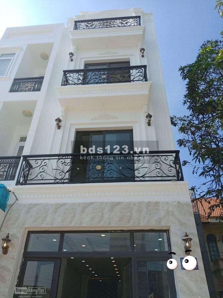 Chính chủ cần bán gấp nhà 1 trệt 2 lầu ngay chợ Hưng Long Bình Chánh giá chỉ 720 triệu, shr