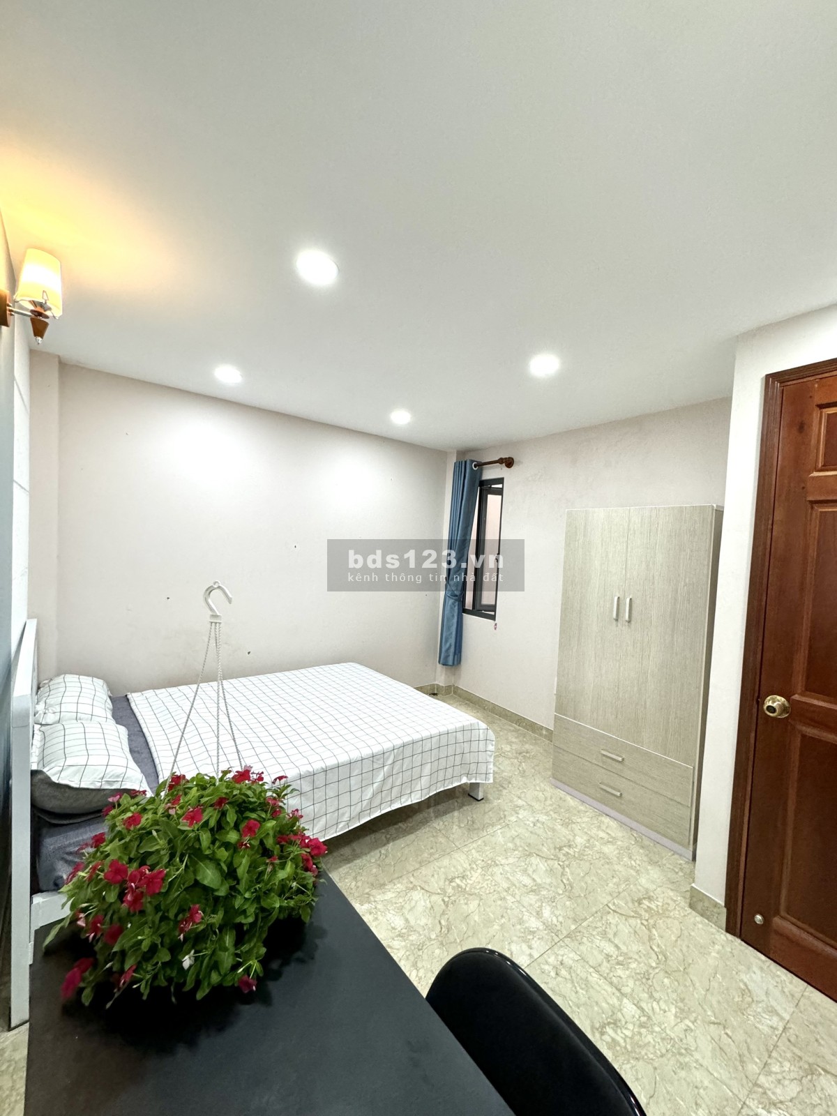 Phòng ban công, thoáng mát, có nội thất. Đối diện Emart Phan Văn Trị