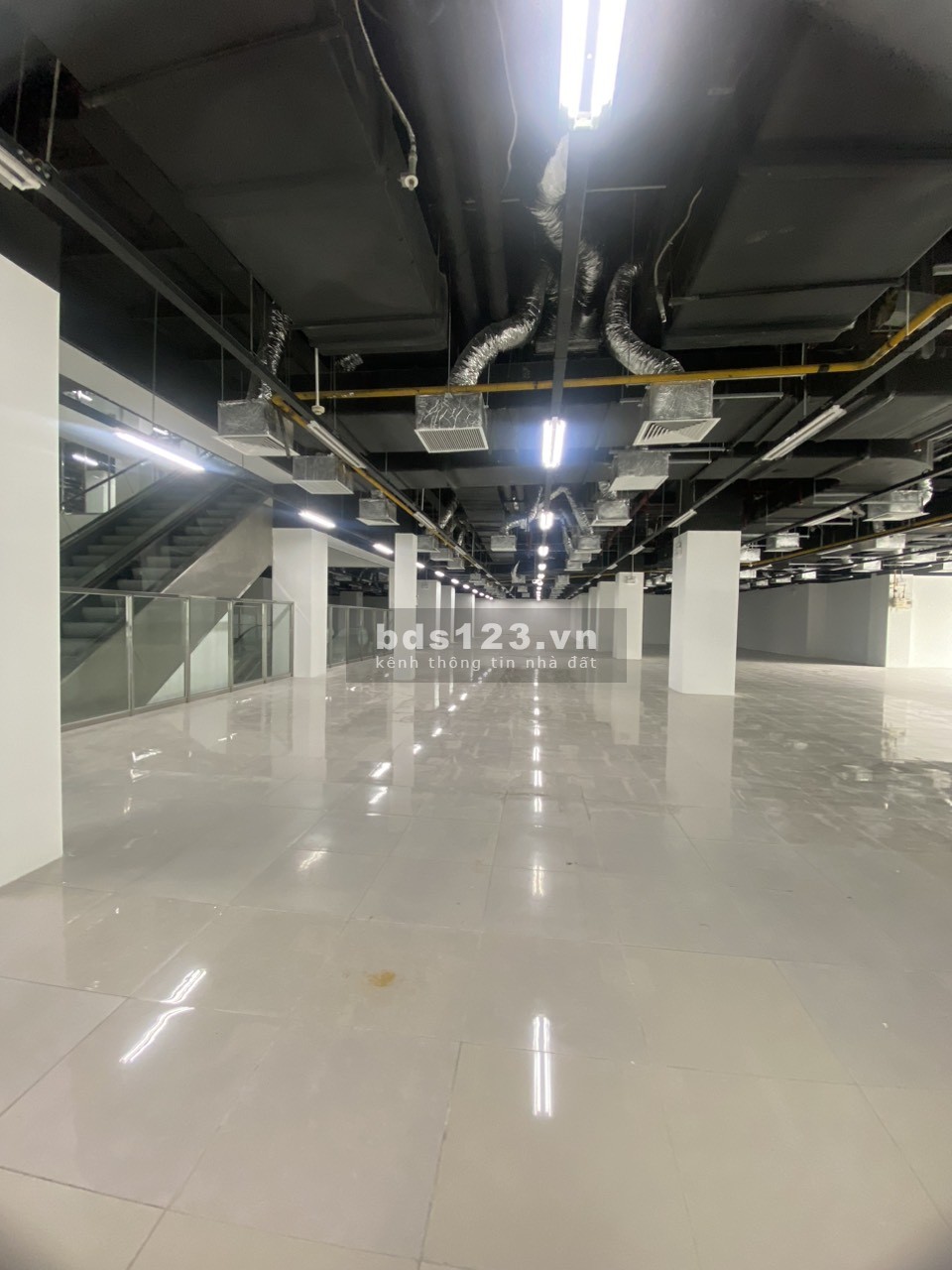 Chính chủ cho thuê Văn Phòng DT 150m2, 250m2, 400m2, 2.000m2 tại chân đế MIpec quận Đống Đa, Hà Nội.