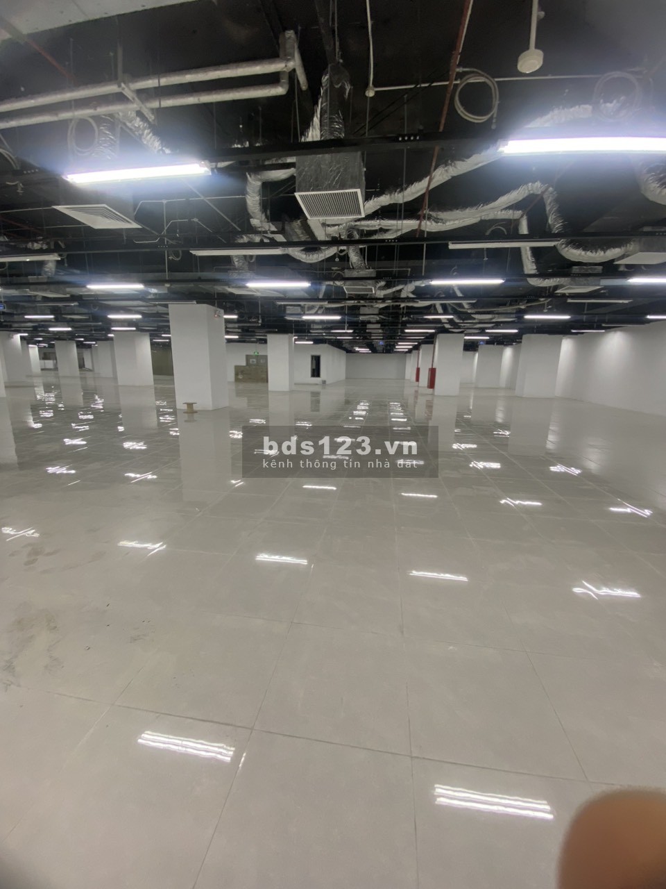 Chính chủ cho thuê Văn Phòng DT 150m2, 250m2, 400m2, 2.000m2 tại chân đế MIpec quận Đống Đa, Hà Nội.
