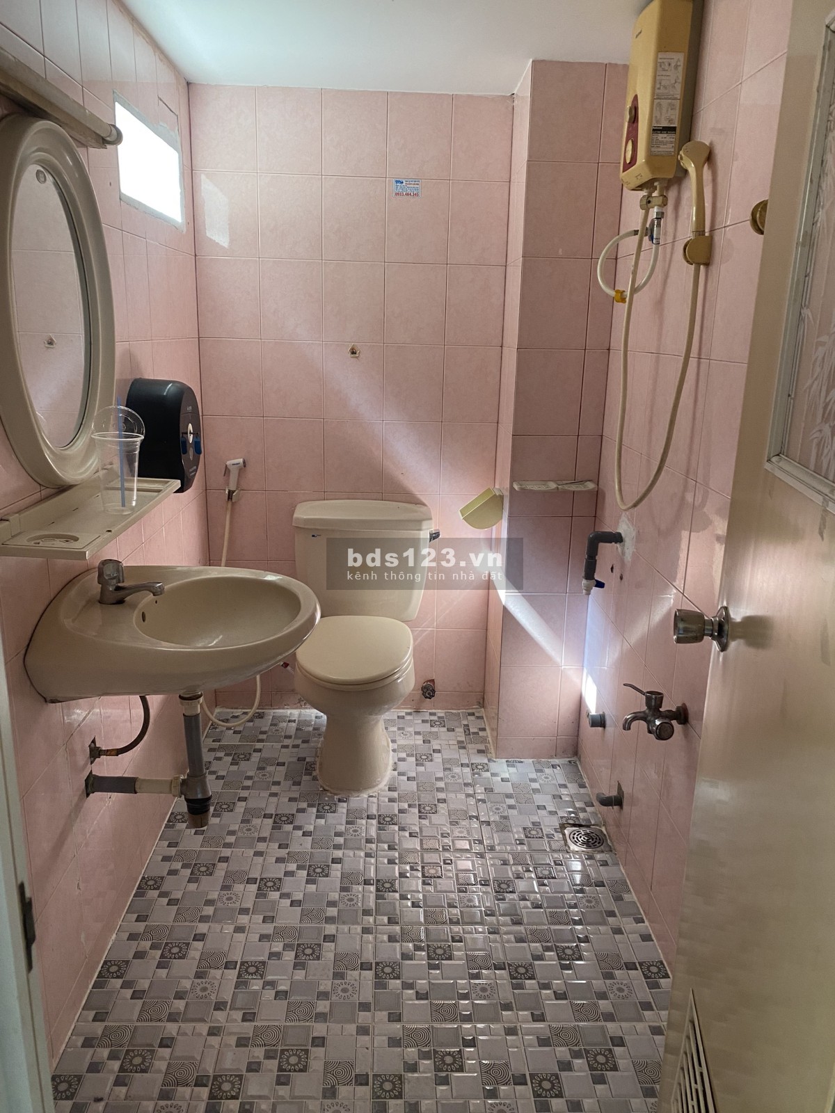 Cho thuê tầng 1 tòa nhà gần sân bay Tân Sơn Nhất