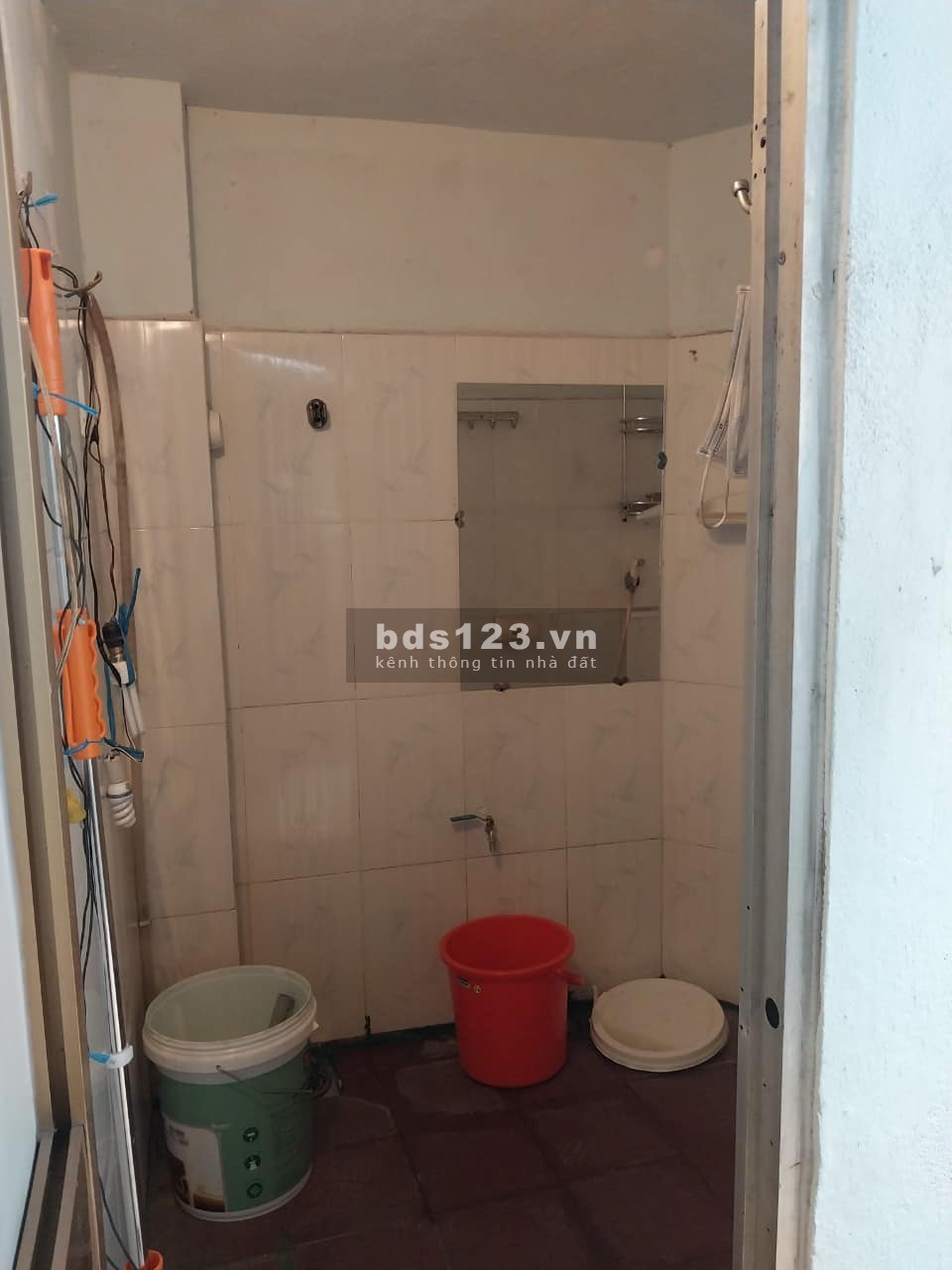 Cần bán gấp nhà quận 4, thông ra mặt tiền