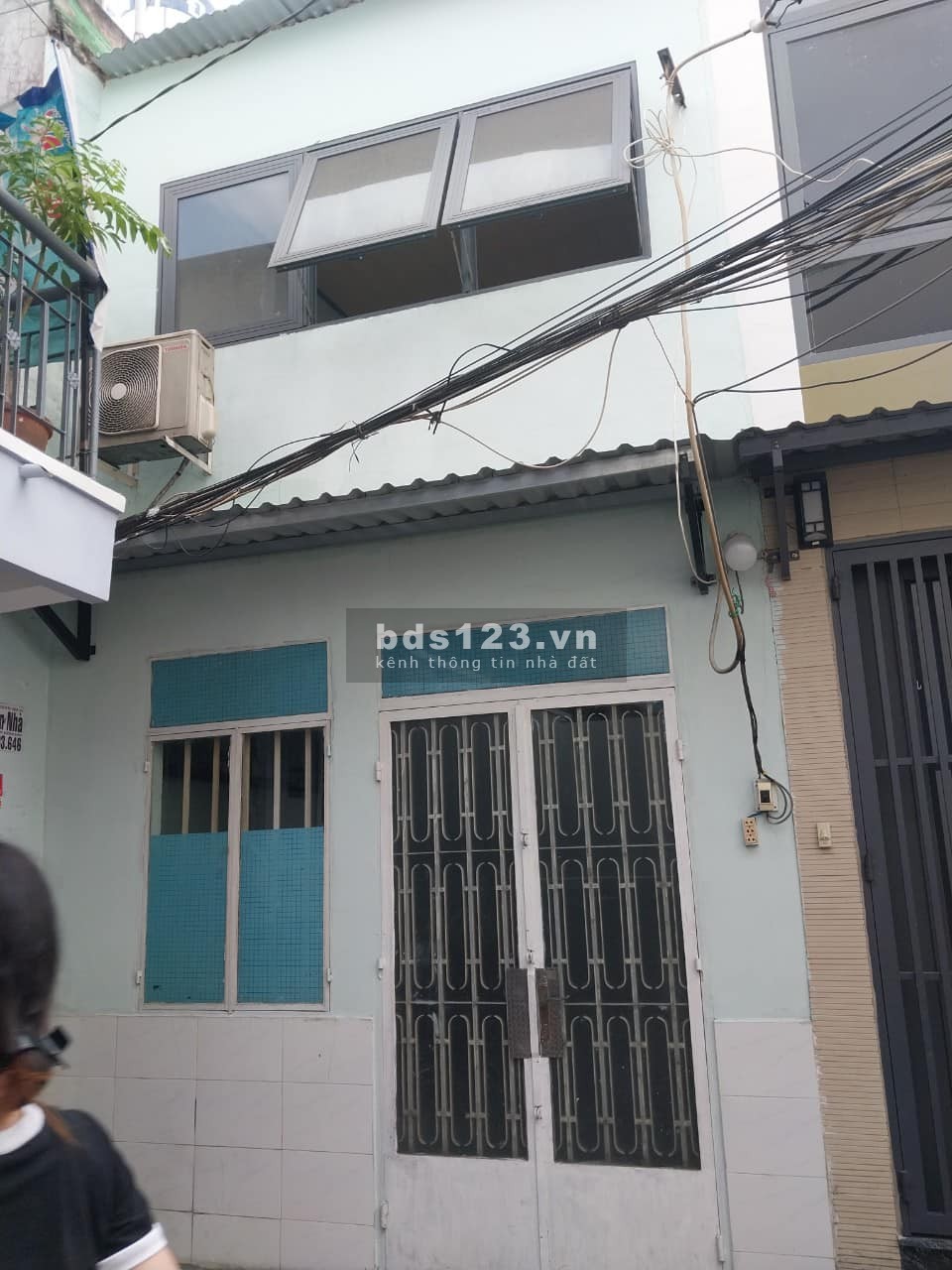 Cần bán gấp nhà quận 4, thông ra mặt tiền