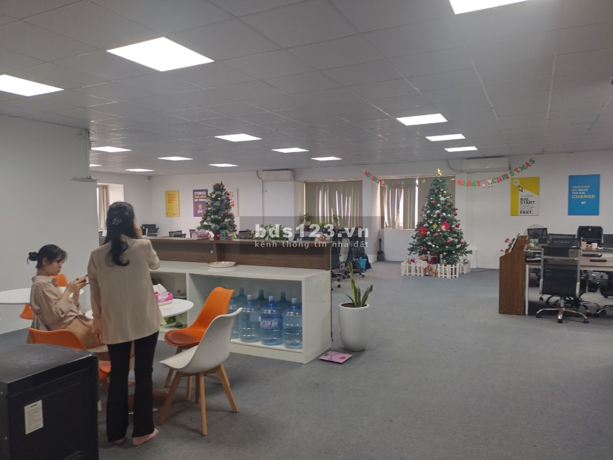 Cho thuê sàn 240m2 làm VP. Nguyễn Lương Bằng. Sàn đẹp điện giá rẻ, sân đỗ oto. Cắt lẻ từ 100m2
