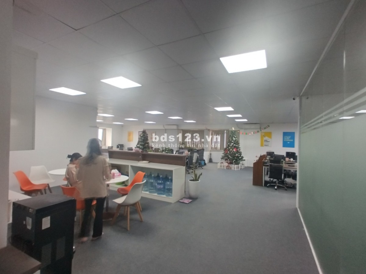 Cho thuê sàn 240m2 làm VP. Nguyễn Lương Bằng. Sàn đẹp điện giá rẻ, sân đỗ oto. Cắt lẻ từ 100m2