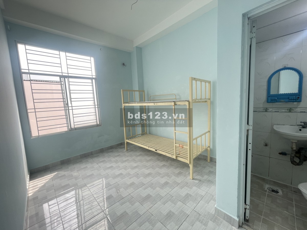 Phòng trọ cửa sổ trời ngay Nơ Trang Long