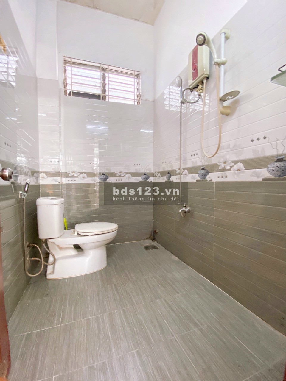 Nhà trệt lầu đúc trục chính góc 2 mặt tiền lộ ô tô