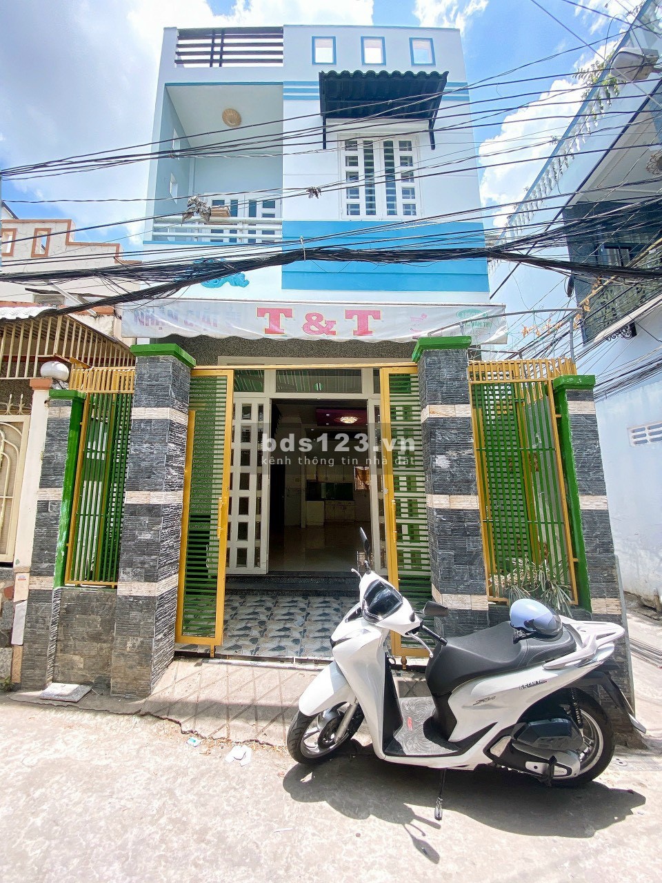 Nhà trệt lầu đúc trục chính góc 2 mặt tiền lộ ô tô