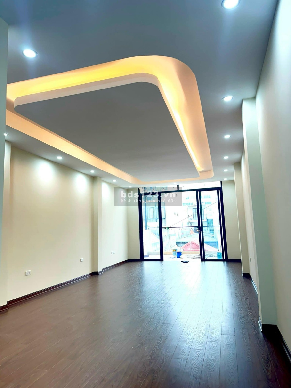 Bán nhà Chùa Láng, oto vào nhà, 61m x 7 tầng thang máy, kinh doanh văn phòng, giảm giá còn 15,3 tỷ
