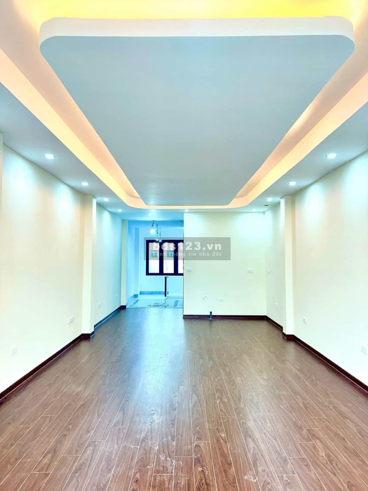 Bán nhà Chùa Láng, oto vào nhà, 61m x 7 tầng thang máy, kinh doanh văn phòng, giảm giá còn 15,3 tỷ