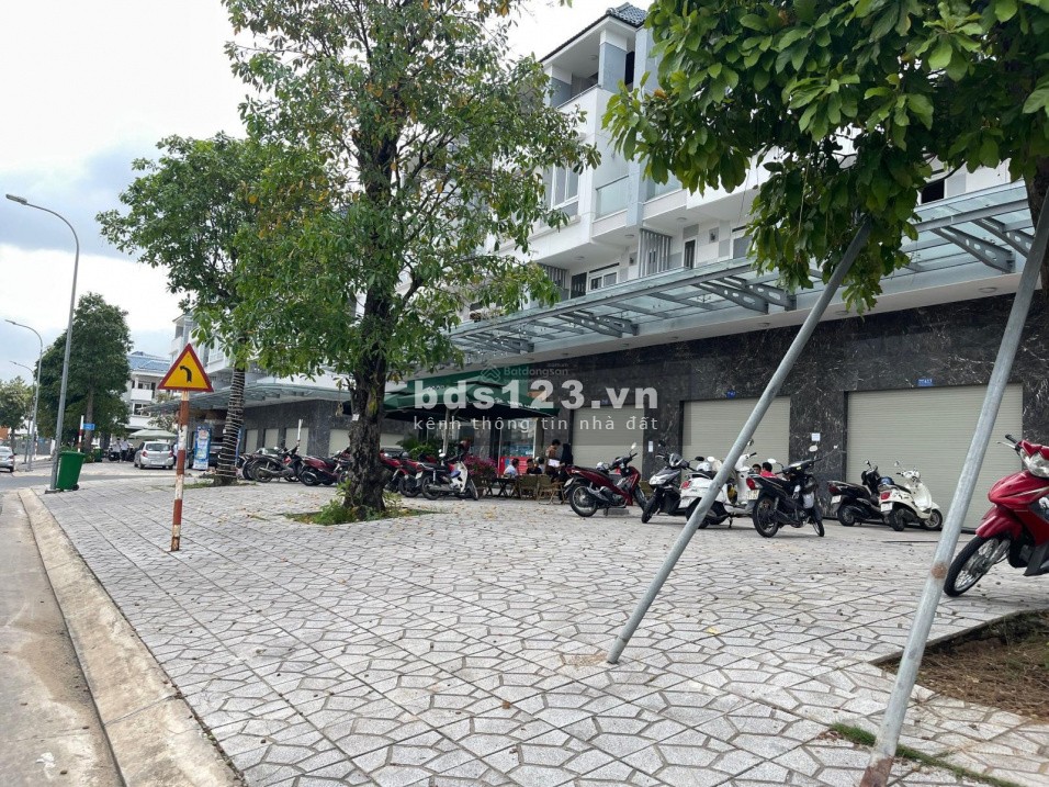 Cần bán căn shophouse mặt tiền Nguyễn Văn Hoa