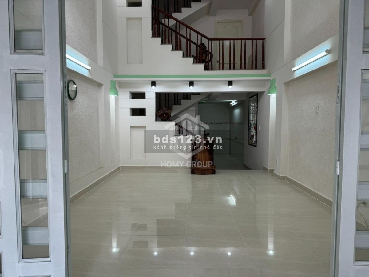 Nhà mặt tiền, 80m2 3pn 3wc, mới đẹp. Sẵn nội thất