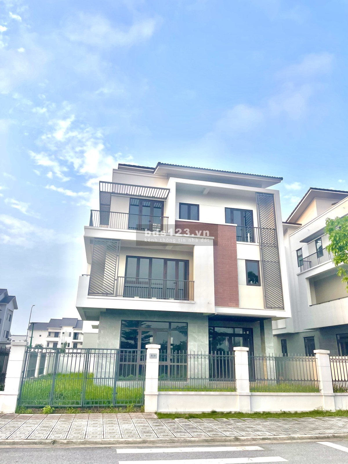Biệt thự diện tích lớn căn góc vườn hoa 300m2