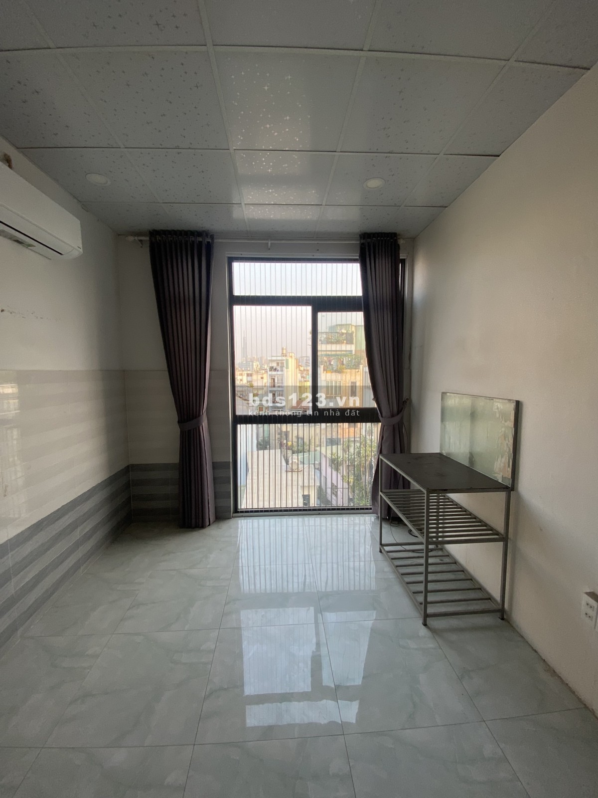 Phòng cửa sổ kèm nội thất ngay Nơ Trang Long
